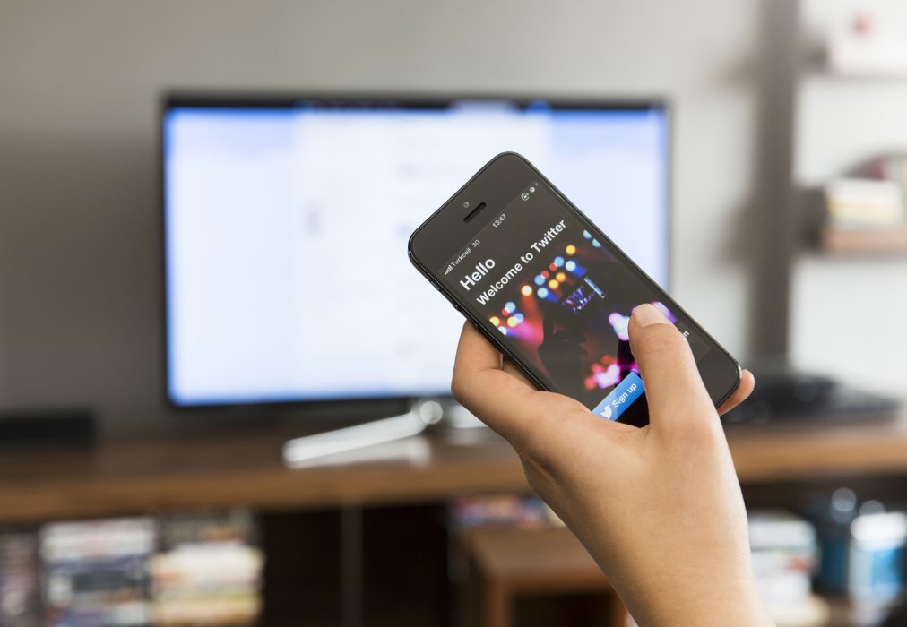 Как подключить смартфон к телевизору: способы для Android-телефонов и iPhone