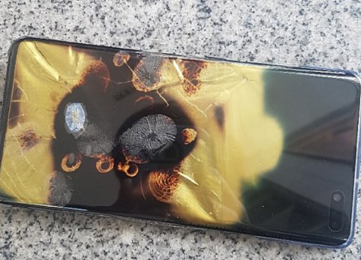 Samsung Galaxy S10 загорелся после падения: в сервисном центре сказали, что это вина владельца