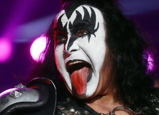 Бас-гитарист Kiss выпустит ранее неизданные песни в настоящем сейфе