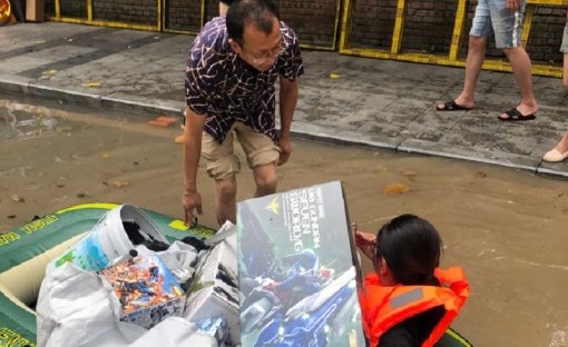 Love is: китаянка спасла аниме-коллекцию мужа во время наводнения