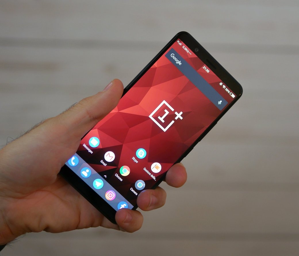 Ого! Безрамочный OnePlus 5T на «живых» фотографиях.